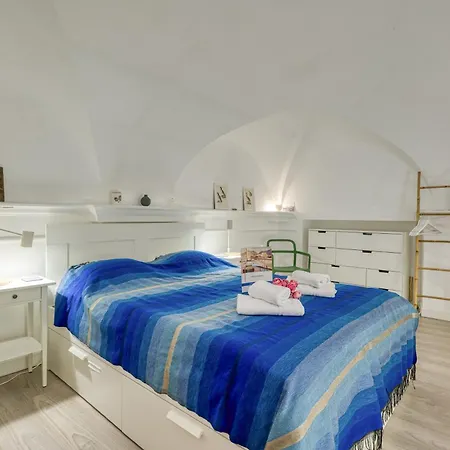 Two Levels In Historical Building - Happy Mentone